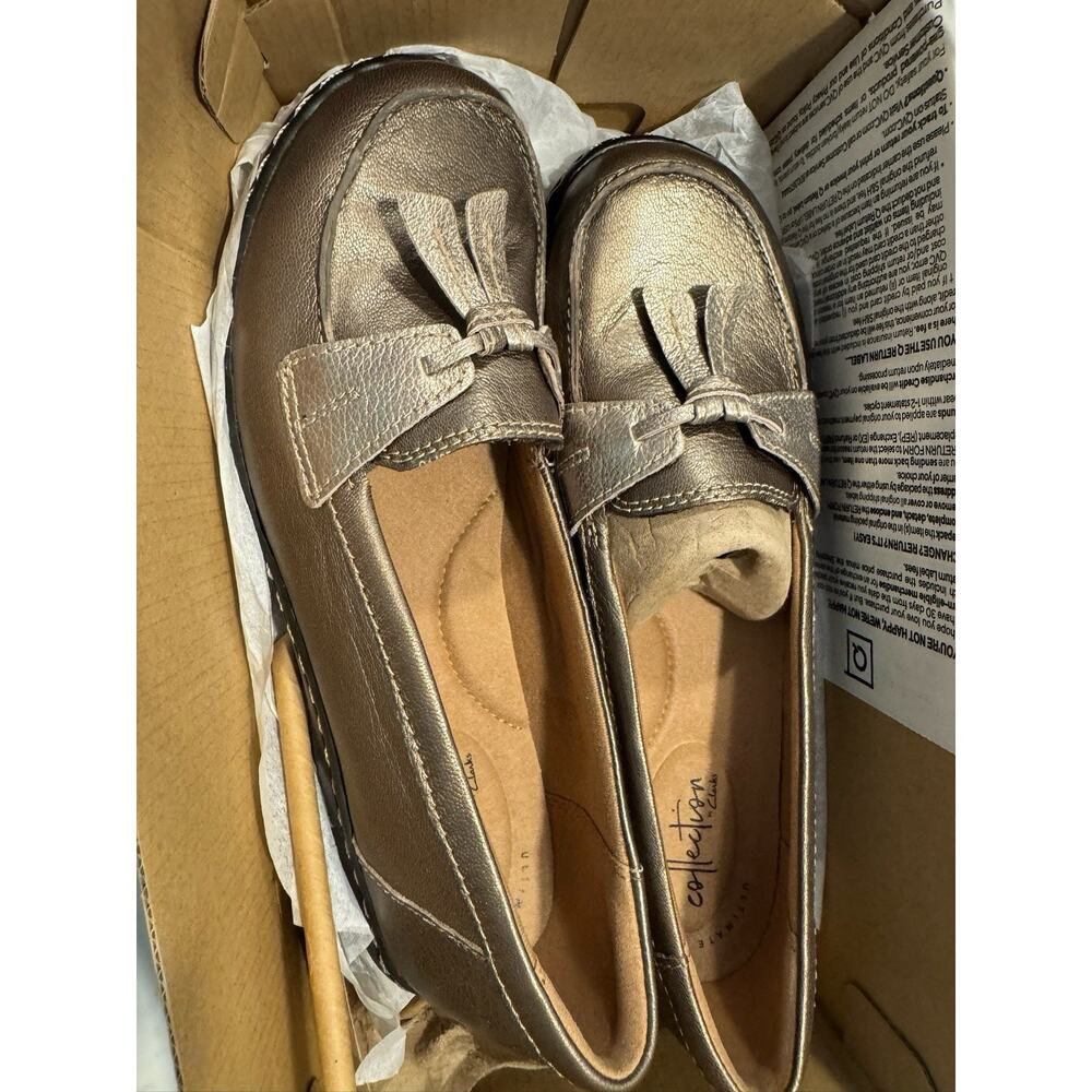 Clarks Collection Womens 8 Metallic Pewter Loafers Fring Tie Accent Comfort - Picture 2 of 5